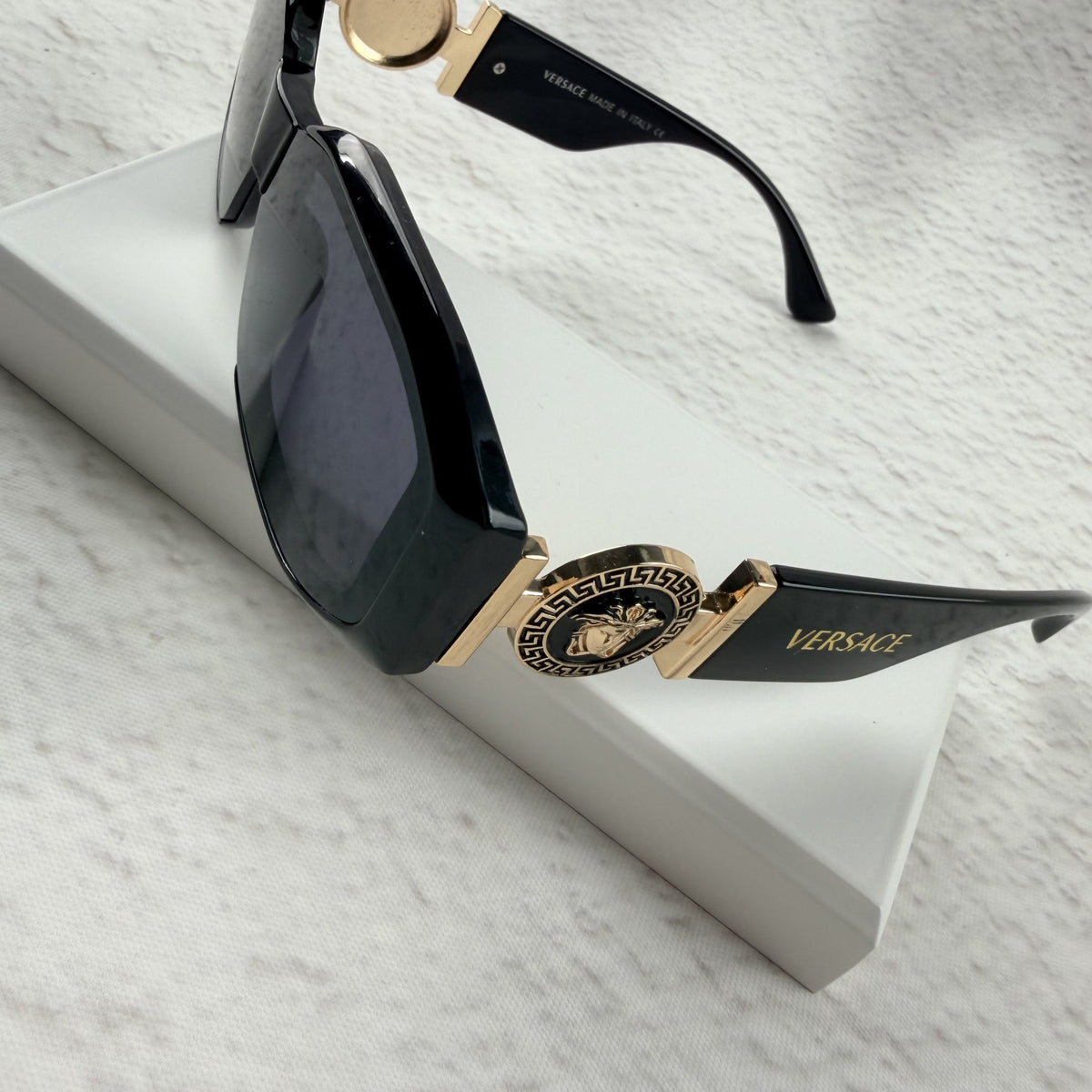 Classic Geometric Frame Sunglasses - Elegant Gold Accents UV Protection
